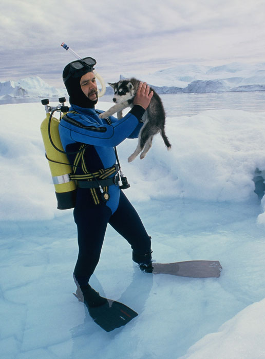 Au Groenland le jeu d'un plongeur et son chien